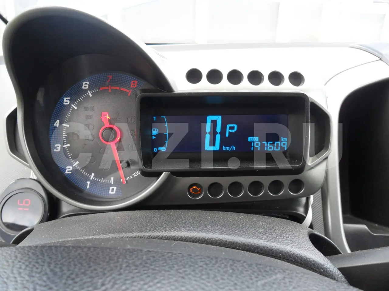 Автомобиль Chevrolet Aveo, 2012 год — фото 2