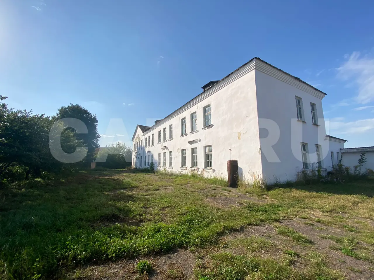 Три здания 3 015 м² + Участок 10 568 м² + Движимое имущество — фото 1