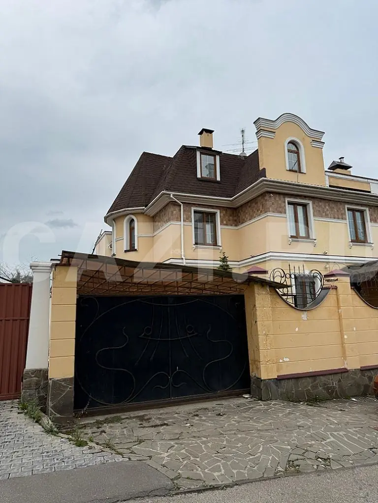 Жилой дом 558 м² + Гараж 45 м² + Участок 1 113 м² — фото 1