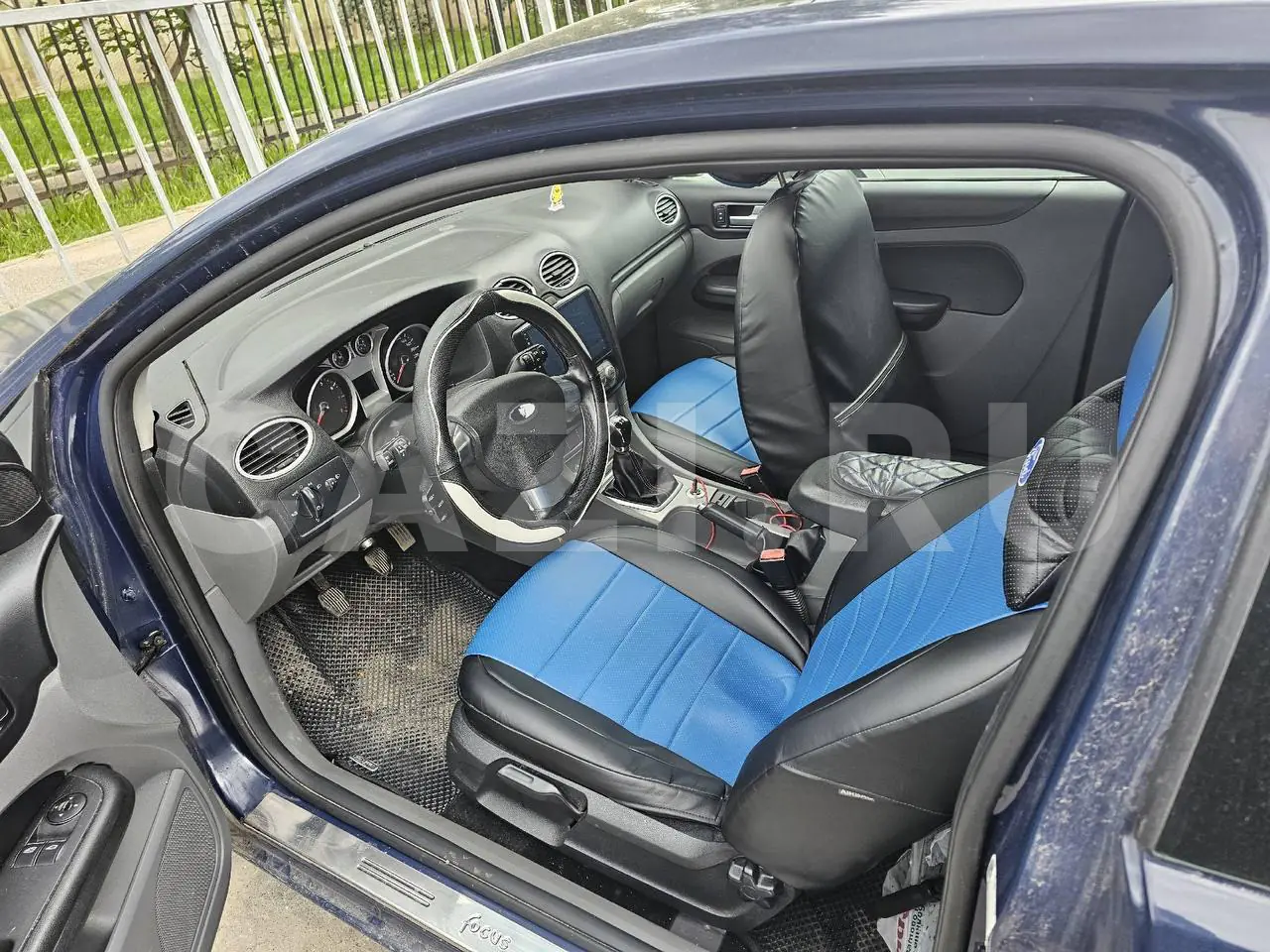 Автомобиль Ford Focus, 2009 год — фото 6